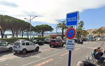 Station taxi bord de mer